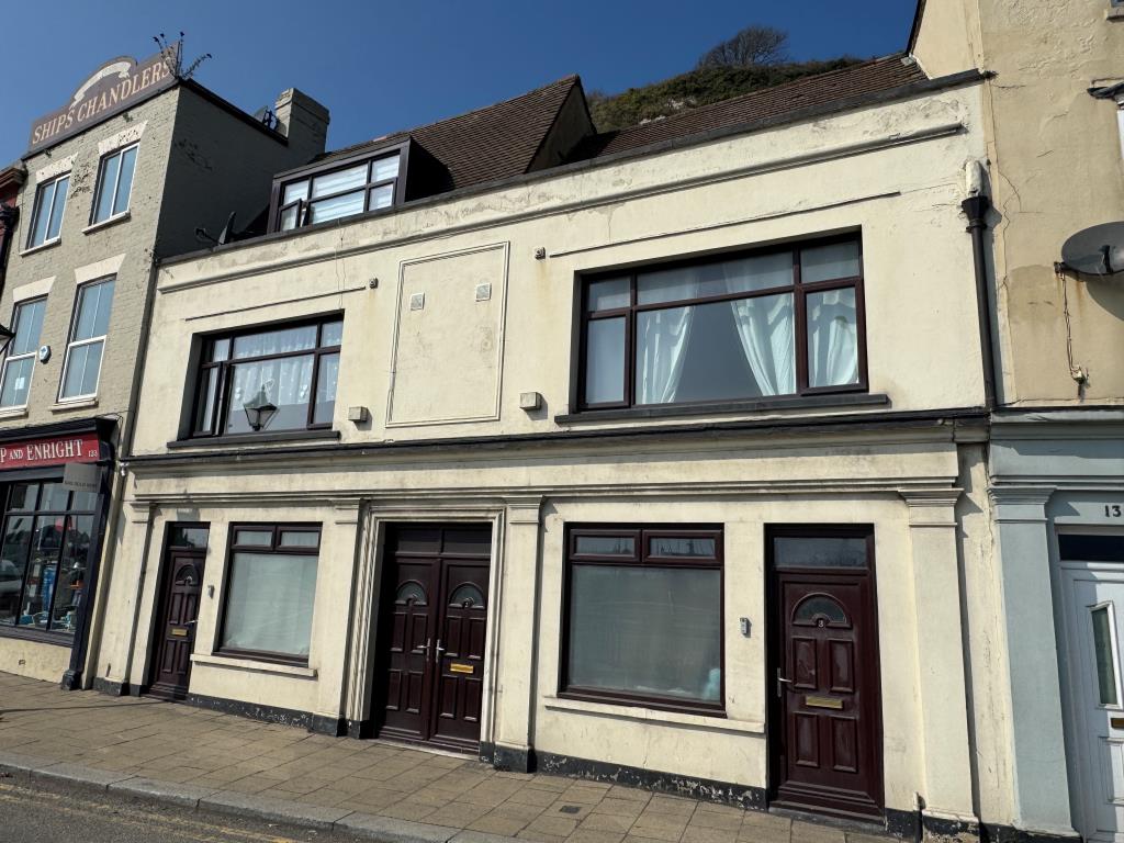 Lot: 101 - FREEHOLD INVESTMENT BLOCK OF THREE APARTMENTS - Front of property